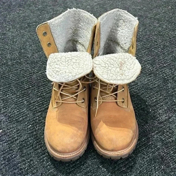 ⭐️Host Pick⭐️ Timberland women’s teddy fleece boots  size 7 - Picture 2 of 5